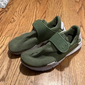 Olive Green Nike Sock Darts Men’s Size 13